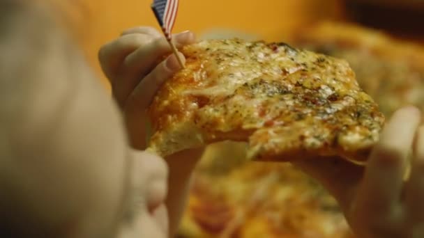 Glada liten flicka smakar New York pizza — Stockvideo