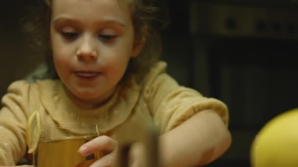 快乐的小女孩尝纽约披萨 — 图库视频影像
