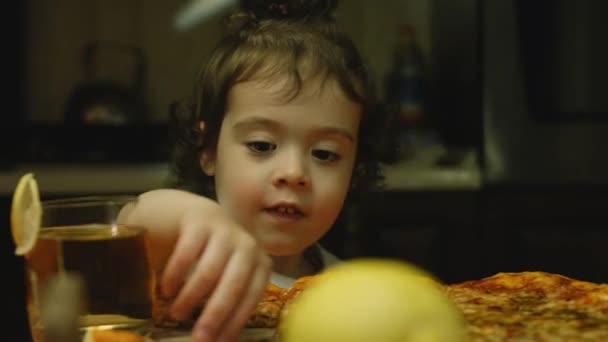 Fröhliches kleines Mädchen schmeckt New Yorker Pizza — Stockvideo