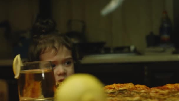 Fröhliches kleines Mädchen schmeckt New Yorker Pizza — Stockvideo