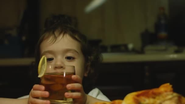 Vrolijk klein meisje smaakt New York pizza — Stockvideo