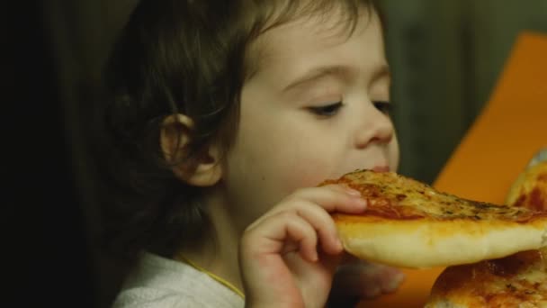 Niña alegre saborea pizza de Nueva York — Vídeos de Stock