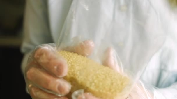 Turn brown sugar into a clear glass — Stock Video