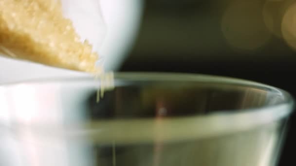 Convierte el azúcar morena en un vaso transparente — Vídeo de stock