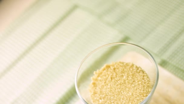 Transformă zahărul brun într-un pahar limpede — Videoclip de stoc