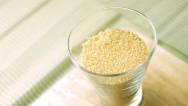 Transforme açúcar mascavo em um copo transparente — Vídeo de Stock