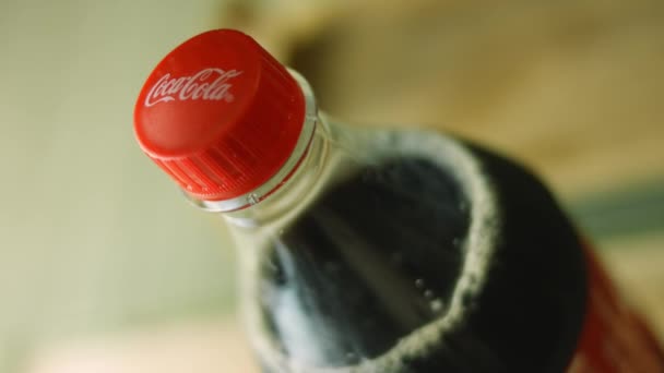 Abro una botella de Coca-Cola — Vídeo de stock