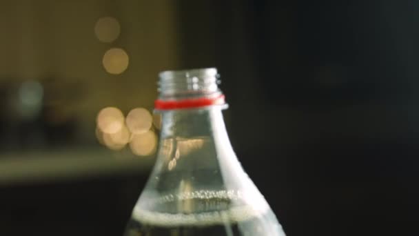 Ich öffne eine Flasche Cola — Stockvideo
