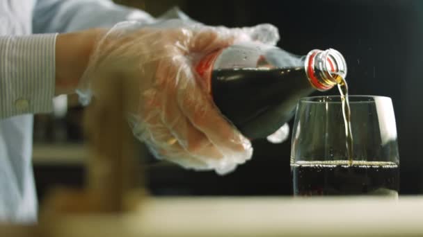 Vierta la coca en un vaso transparente — Vídeos de Stock