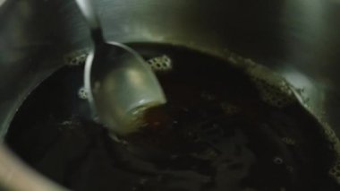 Kokain şurubu ve esmer şeker pişiriyorum. Tüm malzemeleri kaynatın