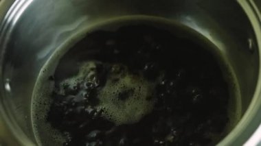 Kokain şurubu ve esmer şeker pişiriyorum. Tüm malzemeleri kaynatın