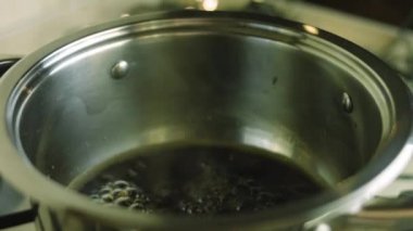 Kokain şurubu ve esmer şeker pişiriyorum. Tüm malzemeleri kaynatın