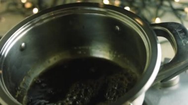 Kokain şurubu ve esmer şeker pişiriyorum. Tüm malzemeleri kaynatın