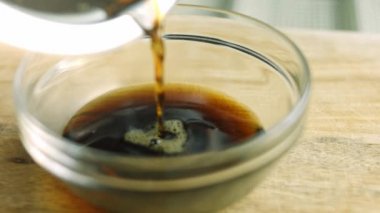 Kokain şurubu ve esmer şeker pişiriyorum. Tüm malzemeleri kaynatın