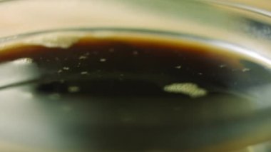 Kokain şurubu ve esmer şeker pişiriyorum.