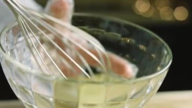 Yumurta beyazlarını çırp. Ev yapımı zencefilli kurabiye için krema hazırlıyorum.