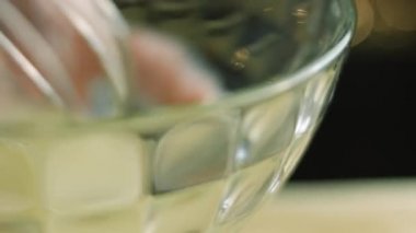 Yumurta beyazlarını çırp. Ev yapımı zencefilli kurabiye için krema hazırlıyorum.