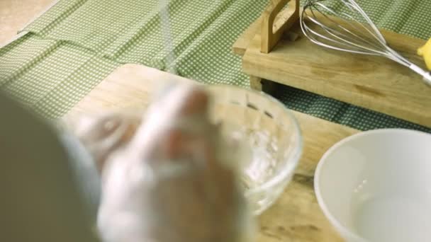 我把蛋清拿出来.我为自制姜饼饼干准备奶油 — 图库视频影像
