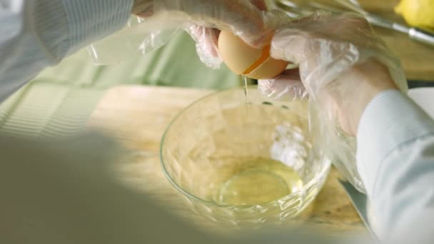 Je prépare la crème pour maison Gingerbread Cookie — Video