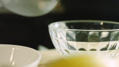 Yumurta beyazlarını çırp. Ev yapımı zencefilli kurabiye için krema hazırlıyorum.