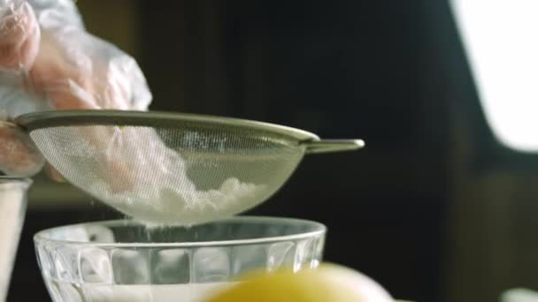 Do lo zucchero a velo attraverso un setaccio in acciaio inox. Preparo la crema per biscotti di pan di zenzero fatti in casa — Video Stock