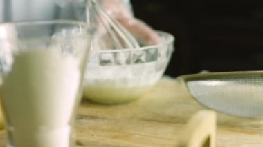 Krem için malzemeleri karıştır. Ev yapımı zencefilli kurabiye için krema hazırlıyorum.