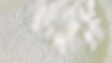 Paslanmaz çelik elek aracılığıyla pudra şekeri veriyorum. Ev yapımı zencefilli kurabiye için krema hazırlıyorum.