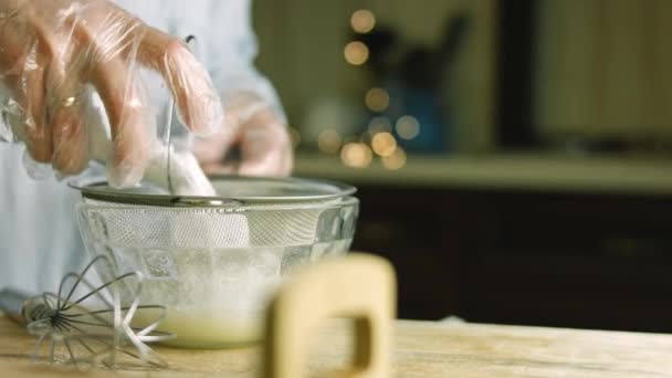 Smíchejte přísady do smetany. Připravuji krém na domácí perníkovou sušenku — Stock video