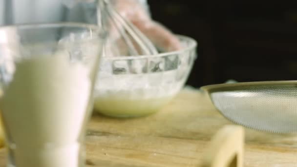 Mescolare gli ingredienti per la crema. Preparo la crema per biscotti di pan di zenzero fatti in casa — Video Stock