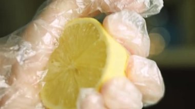 Limon suyunu boşalt. Ev yapımı zencefilli kurabiye için krema hazırlıyorum.