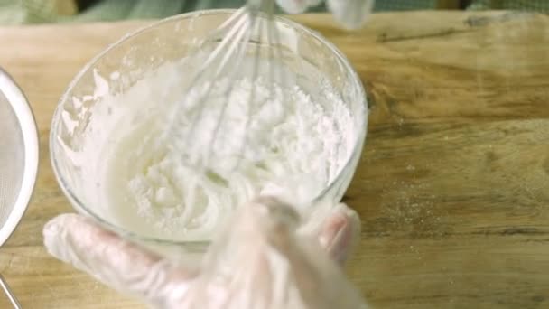 把奶油的配料混合起来.我为自制姜饼饼干准备奶油 — 图库视频影像