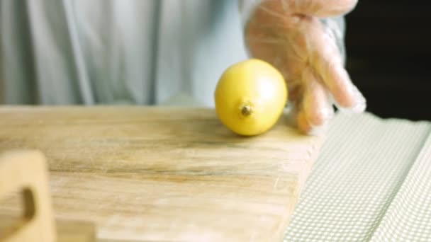 Ich mache eine Zitrone. Ich bereite die Sahne für hausgemachten Lebkuchen zu — Stockvideo