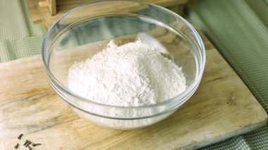 Un ekliyorum. En iyi ev yapımı zencefilli kurabiye.