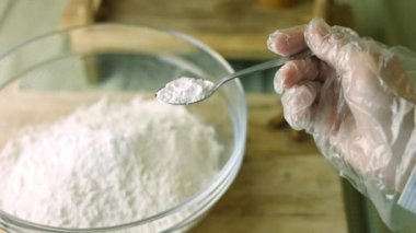 Kabartma tozu ekle. En iyi ev yapımı zencefilli kurabiye.