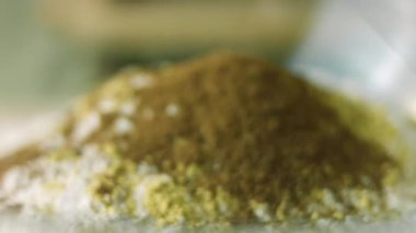 Topraklanmış tarçın ekle. En iyi ev yapımı zencefilli kurabiye.