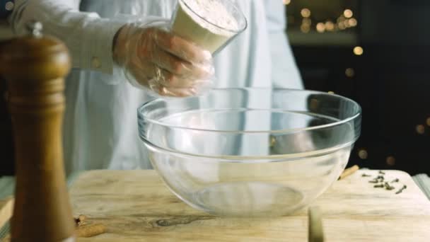 Acrescento a farinha. O melhor biscoito caseiro de gengibre — Vídeo de Stock