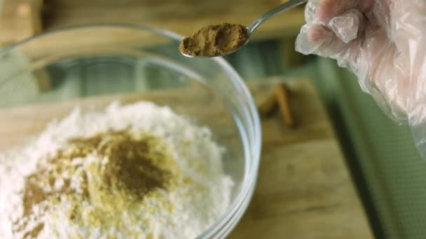 Topraklanmış tarçın ekle. En iyi ev yapımı zencefilli kurabiye. — Stok video
