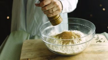 Hindistan cevizi ekle. En iyi ev yapımı zencefilli kurabiye.