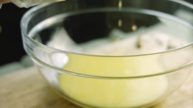 Erimiş tereyağını da ekle. Kaşıkla hamur için gerekli malzemeler. En iyi ev yapımı zencefilli kurabiye.