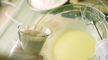 Bir fincan esmer şeker ekliyorum. Kaşıkla hamur için gerekli malzemeler. En iyi ev yapımı zencefilli kurabiye.