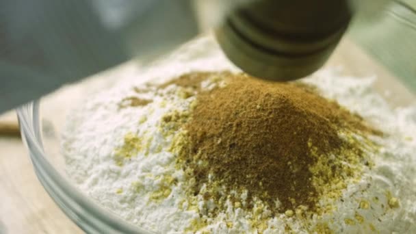 加肉豆蔻。最好的自制姜饼饼干 — 图库视频影像