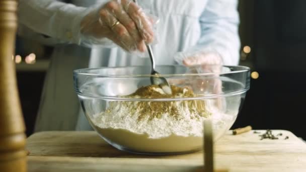 Mezclar los ingredientes de la masa con una cuchara. La mejor galleta casera de jengibre — Vídeos de Stock