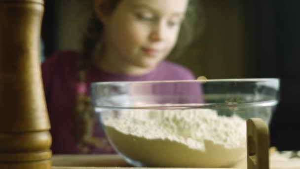 La bambina annusa gli ingredienti. Ingredienti per l'impasto con un cucchiaio. Il MIGLIOR Biscotto di pan di zenzero fatto in casa — Video Stock