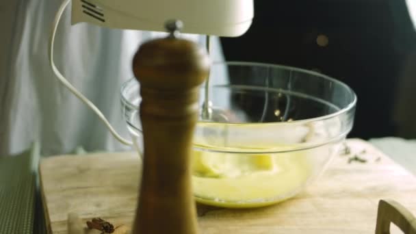 Mezcla la mantequilla con la batidora. Ingredientes para la masa con una cuchara. La mejor galleta casera de jengibre — Vídeos de Stock