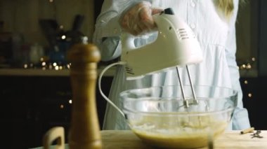 Karıştırıcıyı kullanıyorum. Kaşıkla hamur için gerekli malzemeler. En iyi ev yapımı zencefilli kurabiye.