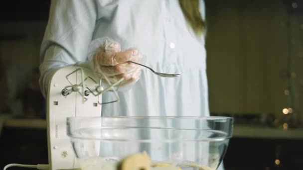 Ponga una cucharada de extracto de jarabe de vainilla. Ingredientes para la masa con una cuchara. La mejor galleta casera de jengibre — Vídeos de Stock