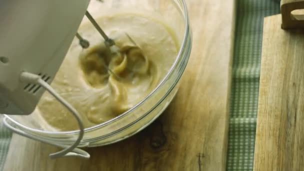 我用搅拌机用勺子做面团的配料.最好的自制姜饼饼干 — 图库视频影像