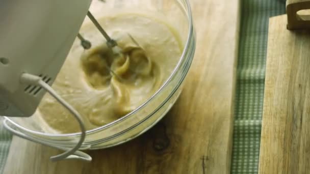 Eu uso a batedeira. Ingredientes para a massa com uma colher. O melhor biscoito caseiro de gengibre — Vídeo de Stock