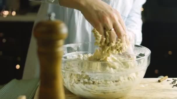 Impastare l'impasto. Ingredienti per l'impasto. Il MIGLIOR Biscotto di pan di zenzero fatto in casa — Video Stock