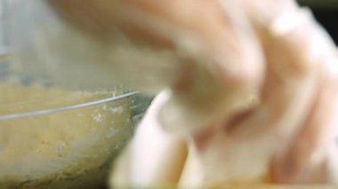 Tabağı streç filmle kapla. Hamur için gerekli malzemeler. En iyi ev yapımı zencefilli kurabiye.